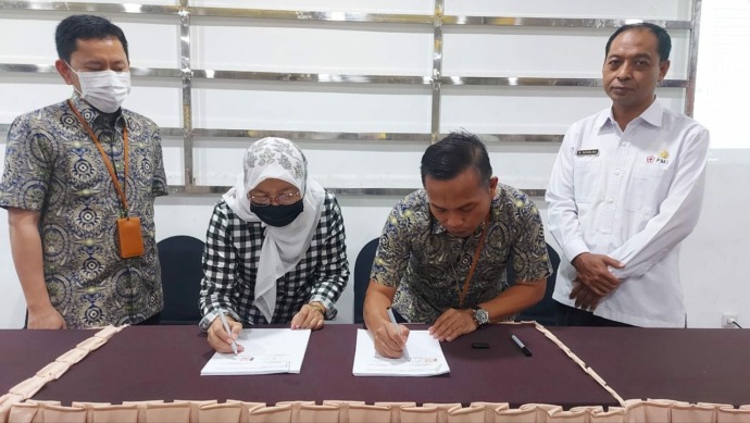 TINGKATKAN PELAYANAN: Kepala BPJS Kesehatan Cabang Pamekasan Munaqib (dua dari kanan) saat menandatangai berkas kerjasama. (BPJS Kesehatan untuk RadarMadura.id)
