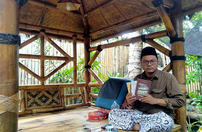 PENUH WIBAWA: Hasani Utsman memperlihatkan hasil karyanya di Kampung Kajuk, Kelurahan Rongtengah, Kecamatan Kota Sampang, Sabtu (24/12). (FADIL/Radarmadura.id)