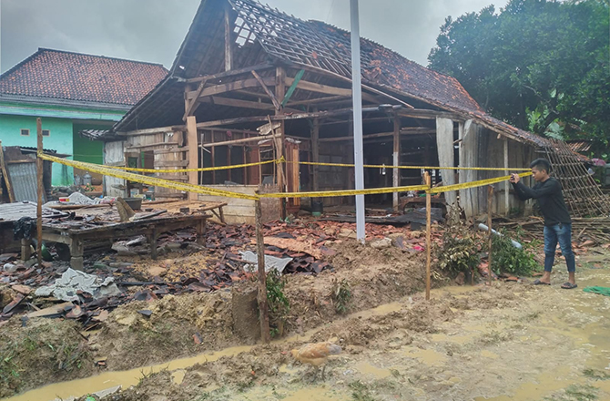 HANGUS: Dapur dan rumah Asrowi terbakar api yang menyembur dari galian sumur bor di Kampung Benbeih, Dusun Bangsal Dajah, Desa Gunung Eleh, Kecamatan Kedungdung, Sampang, kemarin. (JAMAL UNTUK Radarmadura.id)