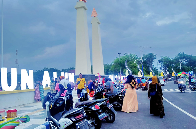 RUSAK: Nelayan Desa Kramat, Kecamatan Tlanakan, Pamekasan, melakukan pembersihan dan evakuasi perahu. (LAILIYATUN NURIYAH/Radarmadura.id)