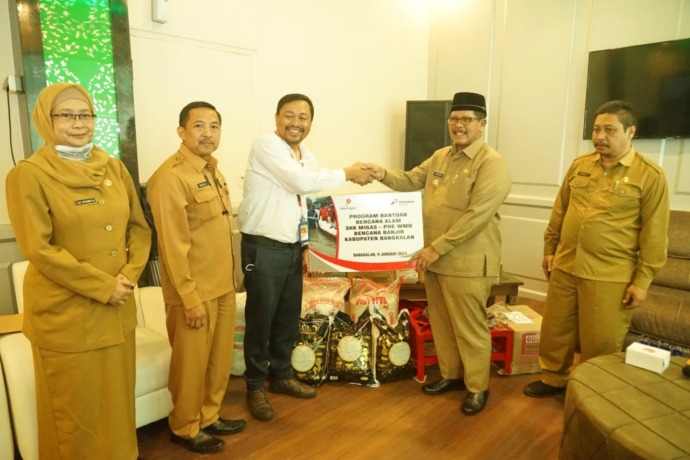 TANGGUNG JAWAB SOSIAL: Community Relations & CID Officer Zona 11-Regional 4 Sub Holding Upstream Pertamina Amarullah menyerahkan bantuan secara simbolis kepada Plt Bupati Mohni dengan didampingi pejabat lainnya di kantor Pemkab Bangkalan, Senin (9/1).