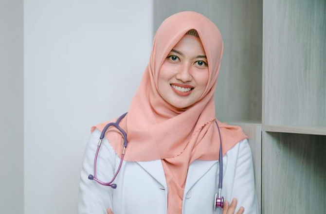 MULTITALENTA: dr. Ita Fajria Tamim, dokter muda yang hobi menulis. (NYAI dr. ITA FAJRIA TAMIM, M.Kes UNTUK Radarmadura.id)
