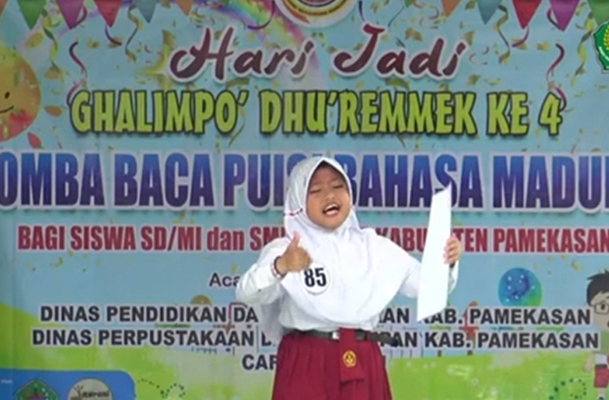 YAKIN: Siswa SD membacakan sajak dalam lomba baca puisi berbahasa Madura tingkat SD/MI di Pamekasan. (MUHAMMAD TAUHED SUPRATMAN UNTUK Radarmadura.id)