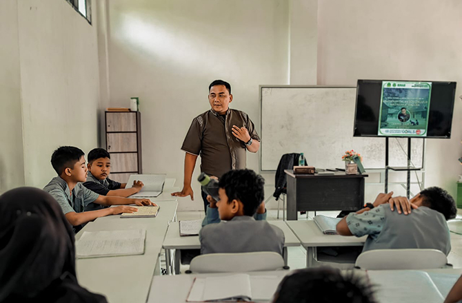 BELAJAR BARENG: Lukman Hakim AG. menjadi guru tamu tentang kemiskinan dalam sosiokultur masyarakat Madura bagi siswa kelas VII SMP Binar, Selasa (10/1). (SMP BINAR UNTUK Radarmadura.id)