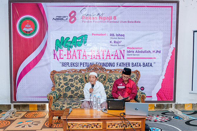 KHIDMAT: KH. Abdul Halim menceritakan sosok RKH. Ahmad Mahfudz kepada ribuan santri Ponpes Mambaul Ulum Bata-Bata (Muba). (PANITIA UNTUK Radarmadura.id)