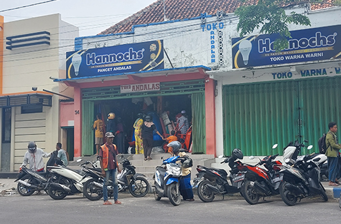 RAMAI LANCAR: Petugas parkir mengawal pengendara di ruas Jalan Panglima Sudirman, Sampang, Kamis (29/12/2022). (JUNAIDI PONDIYANTO/Radarmadura.id)