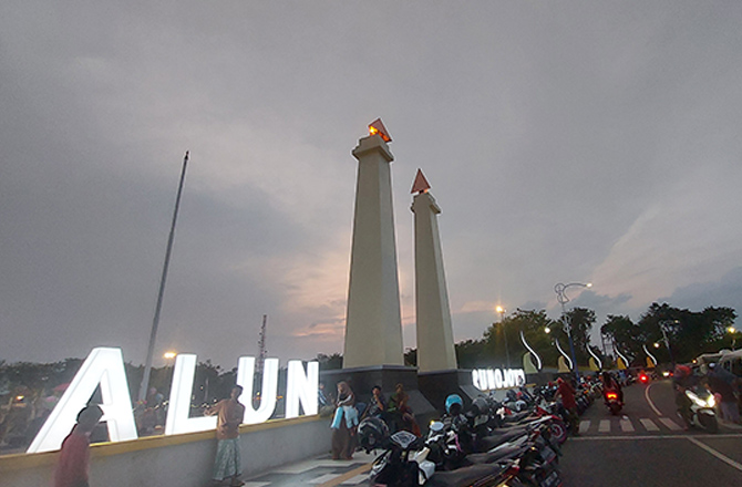 RAMAI: Pengunjung berada di sekitar pintu utama sisi utara Alun-Alun Trunojoyo Sampang Kamis (29/12/2022). (JUNAIDI PONDIYANTO/Radarmadura.id)