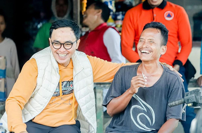 TERTAWA LEPAS: Bupati Pamekasan Baddrut Tamam meninjau lokasi peningkatan infrastruktur di Kecamatan Batumarmar, Sabtu (14/1). (PROKOPIM PAMEKASAN UNTUK Radarmadura.id)