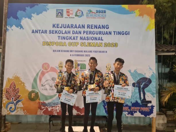 BERPRESTASI: Dari kiri, Akhmad Jibra Hamid, Akhmad Javas Hamid, dan Akhmad Javier Hamid, ketika menerima penghargaan berupa sertifikat, piagam, dan piala di Kabupaten Sleman, Jogjakarta Minggu (5/2).(DHIET UNTUK JPRM)