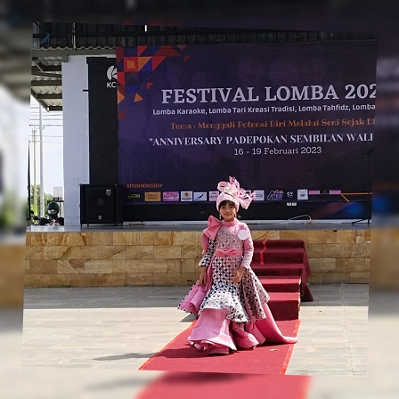 LIHAI: Aisyah Ayudia Inara berlenggok di atas catwalk Fashion Batik Muslim Pesta Tingkat Jawa Timur di JMC Kota Cinema Mall Pamekasan, Minggu (19/2). (FADIL/JPRM)