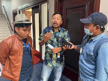 BERJEJER: Community Relations & CID Officer Zona 11-Regional 4 Subholding Upstream Pertamina Amarullah memberikan keterangan setelah audiensi Rabu (15/2). (BAHRUL ULUM/JPRM)