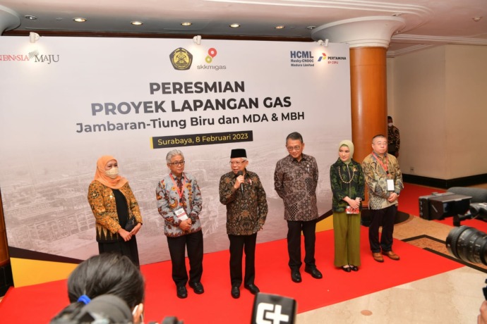 SUKSES: Wakil Presiden RI KH Ma’ruf Amin didampingi Menteri ESDM Arifin Tasrif, Kepala SKK Migas Dwi Soetjipto, dan Gubernur Jawa Timur Khofifah Indar Parawansa memberikan keterangan setelah meresmikan gas onstream Lapangan MDA-MBH HCML di Surabaya, Rabu