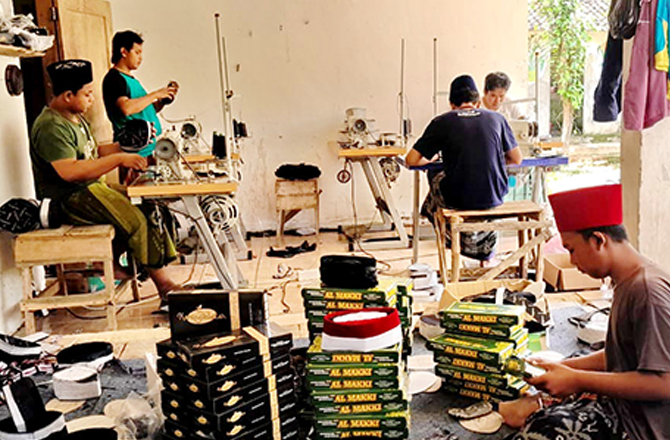GIAT: Beberapa pekerja memproduksi peci di Ponpes Darul Aitam, Dusun Karang Bistah, Desa Tlambah, Kecamatan Karang Penang, Sampang, kemarin. (HABIBULLAH SALIM UNTUK Radarmadura.id)