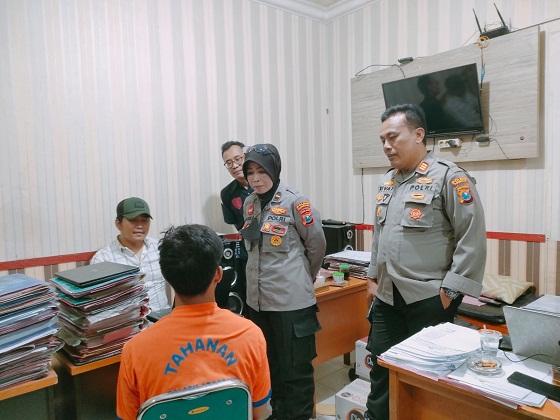 DIPROSES HUKUM: Kasihumas Polres Bangkalan Ipda Risna Wijayati didampingi Kapolsek Arosbaya AKP Moch. Rifai interogasi Mujib di ruang penyidik. (HUMAS POLRES UNTUK JPRM)