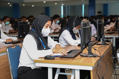 FOKUS: Peserta pengadaan formasi PPPK tenaga kesehatan (nakes) mengikuti CAT di Poltekkes Kemenkes Surabaya, Selasa (13/12/2022). (YOGI UNTUK JPRM)