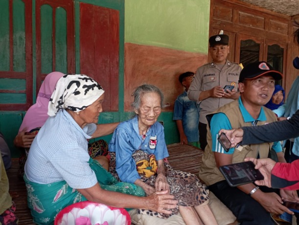 KORBAN PUTING BELIUNG: Nenek Gundul mengalami luka-luka di bagian kepala dan kaki setelah tertimpa atap rumah yang ambruk diterjang angin puting beliung. (ZEINAL ABIDIN/JPRM)