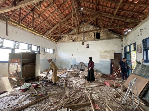 TAK TERAWAT: Plt Kepala SDN Planggiran 1 Suwarni Siswo Haryati melihat kondisi ruang kelas yang sudah bertahun-tahun tidak ditempati. (DARUL HAKIM/JPRM)