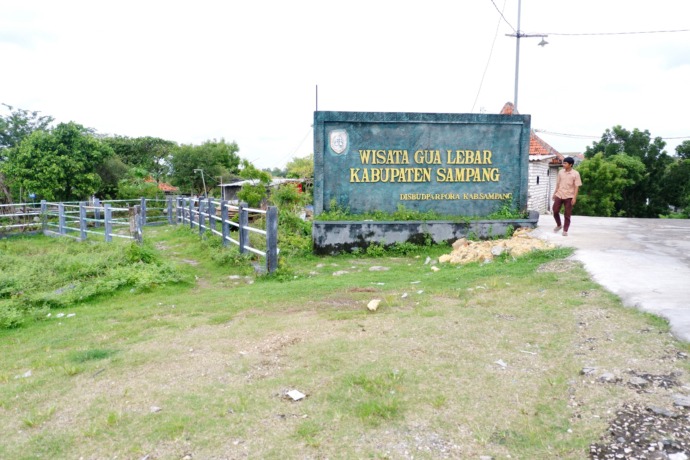 TAK TERAWAT: Warga berada di area wisata Gua Lebar, Sampang, kemarin. (ZEINAL ABIDIN/JPRM)