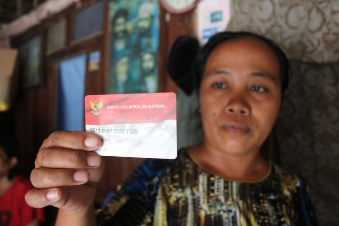 PRA SEJAHTERA: Amsiya, warga Jalan Pelabuhan, Keluarahan Pangeranan, menunjukkan kartu program keluarga harapan Rabu (1/2). (VIVIN AGUSTIN HARTONO/JPRM)