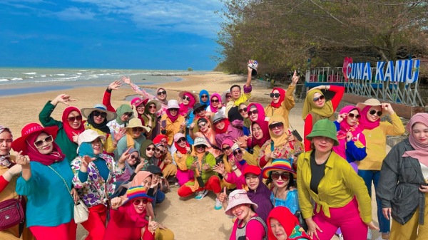 SOLID: Member Sanggar Senam Sekar Ayu Aerobics Bangkalan saat senam bersama di tepi Pantai Lon Malang, Desa Bira Tengah, Kecamatan Sokobanah, Sampang, Sabtu (11/2). (Khodijah/RadarMadura.id)