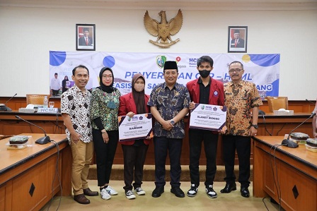 SIMBOLIS: Dari kiri, Relations Specialist HCML Ali Aliyuddin, Humas SKK Migas Jabanusa Amni Nadya, mahasiswa Poltera, Sekkab Sampang Yuliadi Setiyawan, dan Ketua Perwakilan Yayasan Beasiswa Sahabat Edi Subianto setelah penyerahan beasiswa di aula Pemkab S