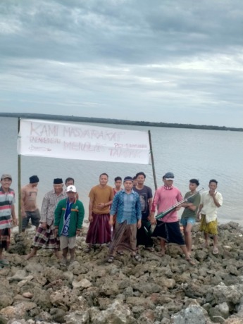 MERASA DIUSIK: Warga Kampung Tapakerbau, Dusun Gersik Putih Barat, Desa Gersik Putih, Kecamatan Gapura, Sumenep, memasang banner penolakan pembangunan tambak garam di bibir pantai sepekan lalu. (AHMAD SHIDDIQ UNTUK JPRM)