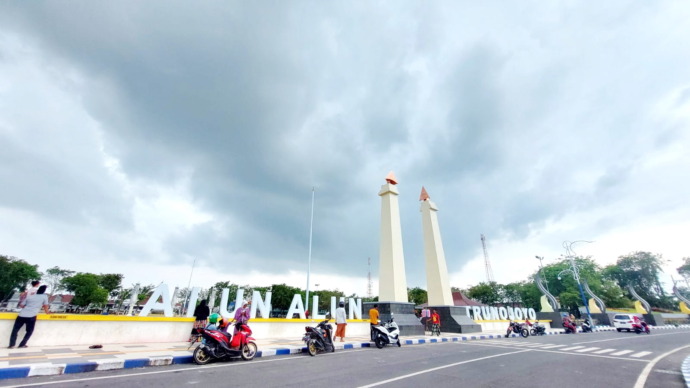 BELUM ADA SAMBUNGAN: Warga berada di area Alun-Alun Trunojoyo Sampang yang belum dilengkapi koneksi internet gratis Kamis (2/2). (JUNAIDI PONDIYANTO/JPRM)