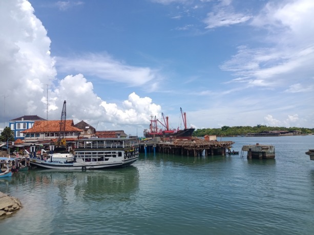 SULIT BERPUTAR: Kapal tongkang sandar di dermaga yang ada di Pelabuhan Kalianget. (MOH. IQBAL/JPRM)