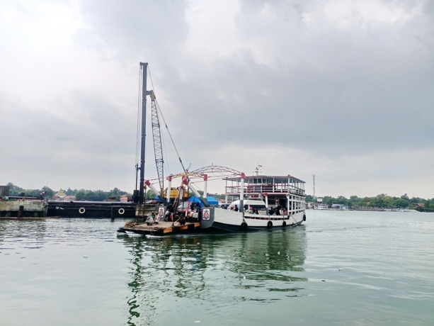 NORMAL: Warga sedang menaiki kapal tongkang dari Pelabuhan Kalianget menuju Talango Minggu (5/2). (MOH. IQBAL/JPRM)