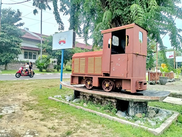 PENINGGALAN SEJARAH: Pengendara melintas di sekitar bangkai lokomotif kereta api yang berada di depan kantor PT Garam Kecamatan Kalianget, Sumenep. (MOH. IQBAL/JPRM)