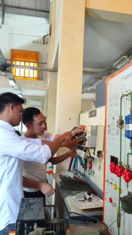 FOKUS: Peserta melaksanakan pelatihan servis alat pendingin di BLK Bangkalan Selasa (21/2). (AYU LATIFAH/JPRM)