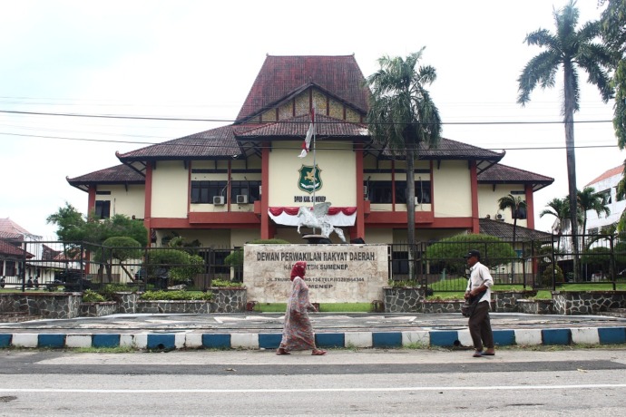 TAMPAK DEPAN: Warga lewat di depan kantor DPRD Sumenep yang akan direlokasi Selasa (14/2). (ANIS BILLAH/JPRM)