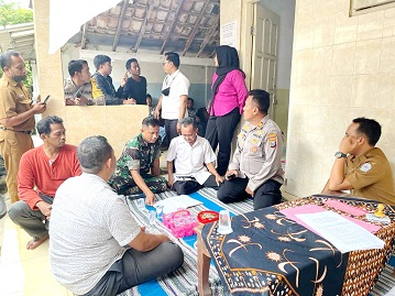 HARUS PROSEDURAL: Muspika Arosbaya mendatangi langsung sekretariat pendaftaran bacakades di Desa/Kecamatan Arosbaya Senin (27/2). (DARUL HAKIM/JPRM)