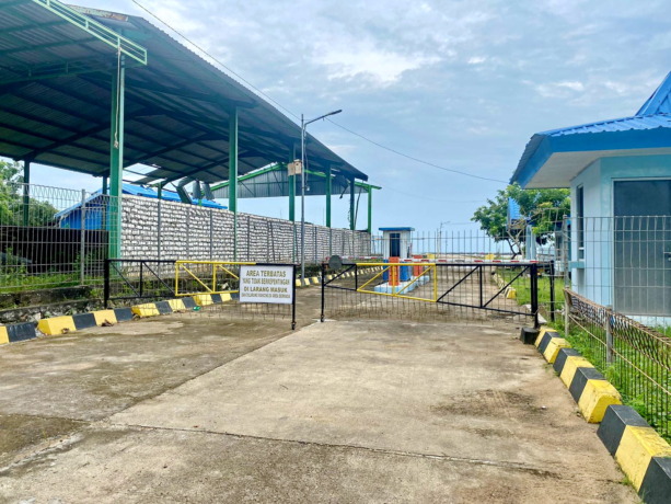 SEPI: Pintu masuk pelabuhan barang di Desa Batukerbuy, Kecamatan Pasean. Tampak warga berdiri di area pintu masuk Sabtu (4/2). (MOH. JUNAIDI/JPRM)
