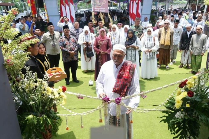 DIBUKA: Pengasuh Ponpes Sidogiri KH Ahmad Fuad Noerhasan memotong pita tanda diresmikannya Masjid Zainabur Ramli Al-Amin di Warung Bebek Sinjay, Jumat (10/3). (PROKOPIM UNTUK JPRM)