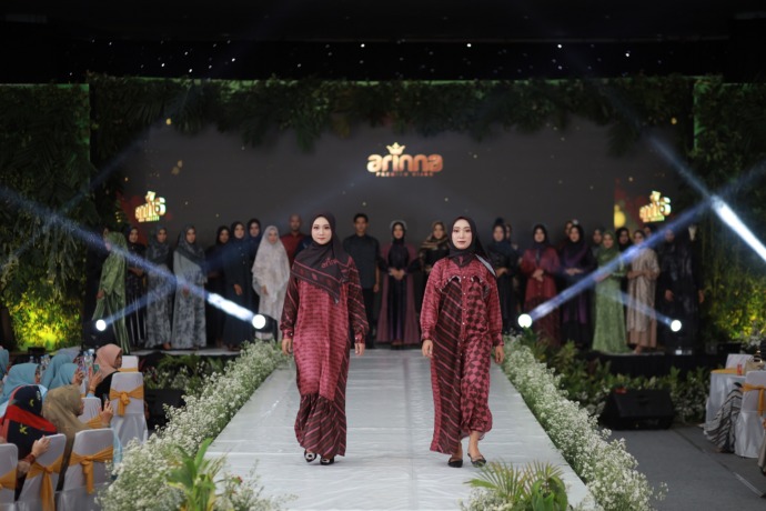 CANTIK: Sejumlah model busana menampilkan produk Arrina Premium Hijab yang sangat memukau dalam acara grand opening di Gedung Korpri Sumenep. (JAZZ PICTURE UNTUK JPRM)