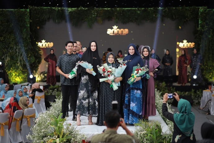 PRODUK LOKAL: Owner Arrina Premium Hijab Arinah Hidayah diapit sejumlah model dalam grand opening di Gedung Korpri Sumenep. (JAZZ PICTURE UNTUK JPRM)