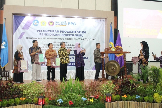 SIMBOLIS: Rektor UTM Dr. Safi&rsquo;, S.H., M.H. (pegang palu) memukul gong sebagai bentuk peresmian prodi PPG bersama jajaran guru FIP di Aula Syaikhona Muhammad Kholil lantai 10, Kamis (16/3). (VIVIN AGUSTIN HARTONO/JPRM)