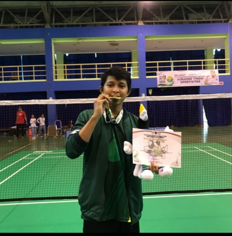 MEMBANGGAKAN: R. Bagaskoro Arya Erlangga memegang medali emas saat lolos sebagai juara 1 di Pekan Olahraga Pelajar Nasional tahun lalu. (HERY SUSANTO UNTUK JPRM)