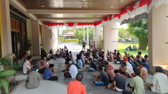 PROTES: Massa dari Desa Marombuh, Kecamatan Kwanyar, tahlil bersama di depan kantor bupati Bangkalan, Kamis (30/3). (AYU LATIFAH/JPRM)