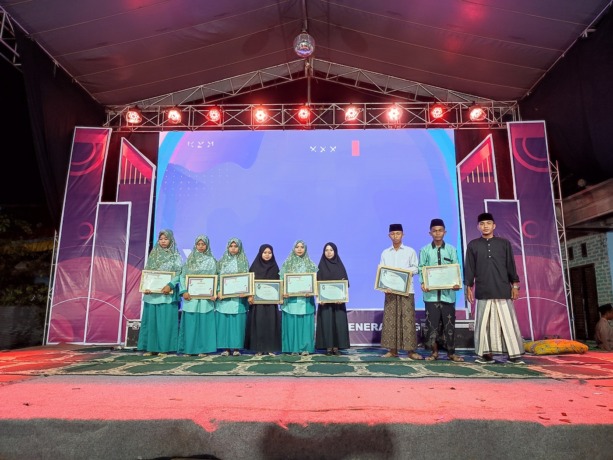 BERPRESTASI: Siswa berprestasi program akselerasi Demonstrasi Baca Kitab Kuning & Peserta Tahfidz Kitab Al-Imrithi menerima cenderamata dari Penanggung Jawab Program akselerasi Ustad Ach. Musowwil, Minggu (12/3). (ACH. MUSOWWIL UNTUK JPRM)