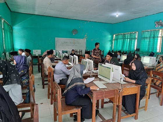 FOKUS: Guru mengikuti tes USKA PPG di MTsN Bangkalan pada Minggu (26/3). (KEMANANG UNTUK JPRM)