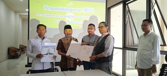 BERMITRA: Dirut PT Sumber Daya Moch. Fauzan Ja’far (dua dari kiri) menunjukkan dokumen MoU dengan LBH di kantornya, Senin (20/3). (JUPRI/JPRM)
