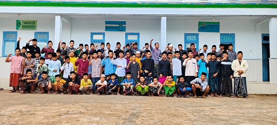 KOMPAK: Puluhan siswa Madin Mambaul Ulum, Ganding, Sumenep, berfoto bersama setelah mengikuti Pondok Ramadan, Selasa (28/3). (ABD. WAFI UNTUK JPRM)
