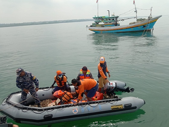 TANPA LELAH: Petugas gabungan kembali melakukan pencarian Jefrizal Firdausi, Kamis (30/3). (LAILIYATUN NURIYAH/JPRM)