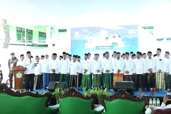 SAKRAL: Ketua PBNU KH Miftah Faqih melantik ketua PCNU Bangkalan di Ponpes Syaikhona Muhammad Kholil, Minggu (19/3). (PROKOPIM UNTUK JPRM)