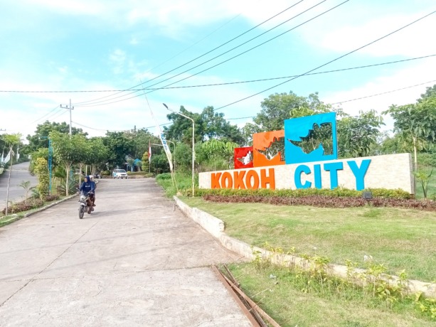 TIDAK AMAN: Warga melintas dari akses menuju perumahan Kokoh City di Desa Tebul, Kecamatan Kwanyar, Senin (27/3). (TAUFIQ HIDAYAT UNTUK JPRM)