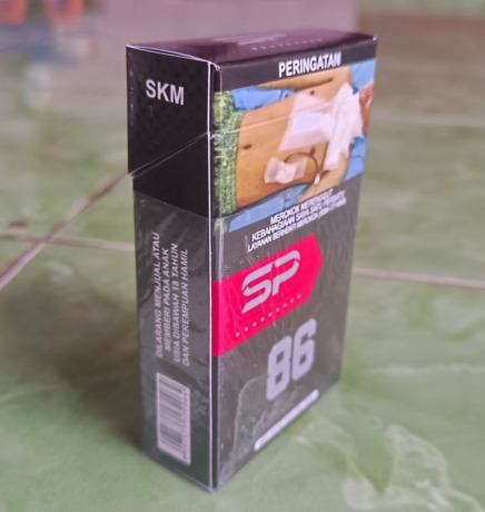TANPA PITA CUKAI: Rokok SP 86 yang diduga hasil produksi salah satu gudang di Desa Lenteng Barat, Kecamatan Lenteng, Sumenep. (MOH. BUSRI JPRM)