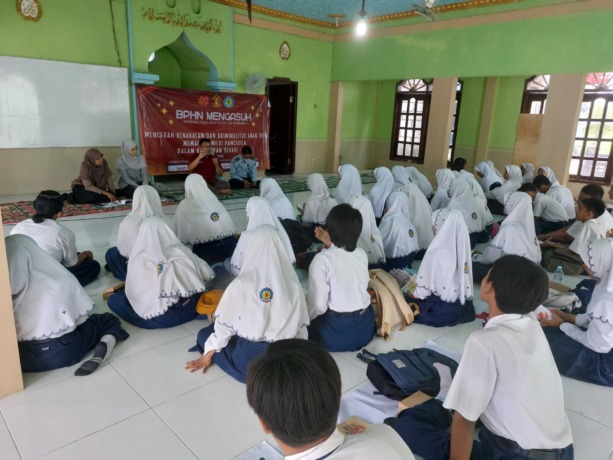 PEDULI: Tim LBH Ekonomi Kreatif memberikan penyuluhan hukum pada siswa di SMPN 1 Kamal, Senin (20/3). (LBH EKONOMI KREATIF UNTUK JPRM)