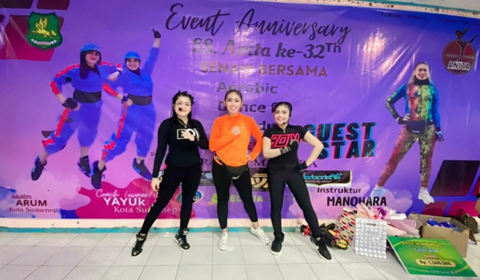 SUKSES: Dari kiri, asisten senam Arum, instruktur bintang tamu dari Nganjuk  Manohara, dan owner Sanggar Senam Anita Sri Wahyuningsih berfoto bersama pada HUT Ke-32 Sanggar Senam Anita di Gedung Ki Hajar Dewantara, Minggu (19/3). (ARUM UNTUK JPRM)